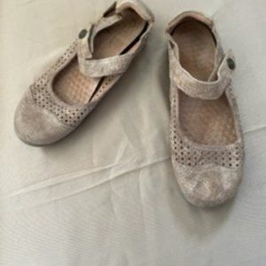Earth Origins Leather Suede Mary Janes 8 1/2 Wide